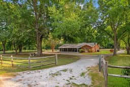 Ella Langley's Childhood Home 4BR Hope Hull Retreat - Image 2