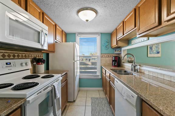 Beachfront Gulf Shores Condo w/ Pool & Balcony - Image 4