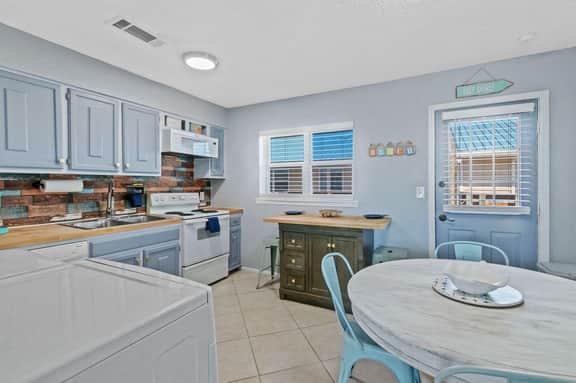 Beachfront Gulf Shores Condo w/ Pool & Balcony - Image 5