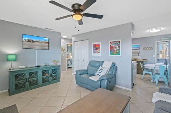 Beach & Dining - 2 Condos Near The Hangout - Image 3